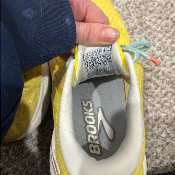 Brooks Adrenaline GTS 24 Yellow Running Shoes - Picture 5 of 8